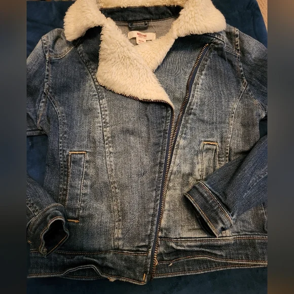Jean jacket size xs with faux fur. - Picture 11 of 11